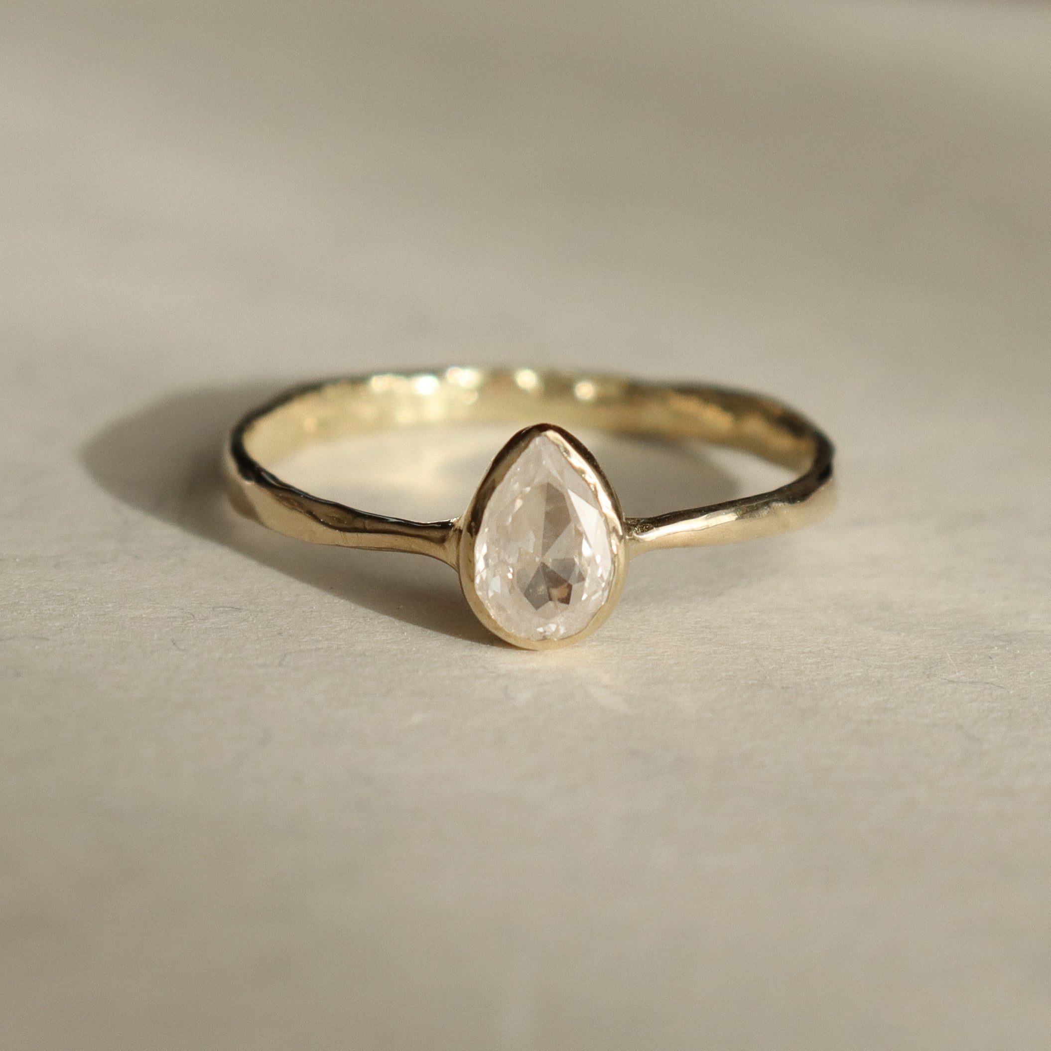 Eleni Solitaire | Icy Diamond, 18k Gold