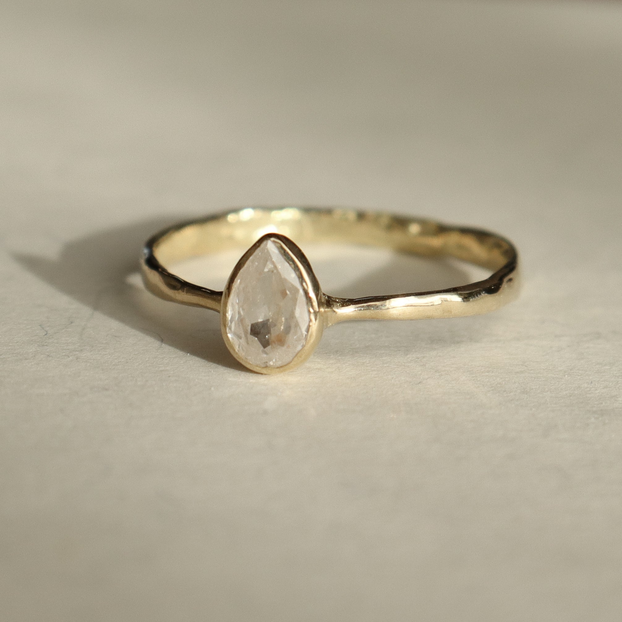 Eleni Solitaire | Icy Diamond, 18k Gold