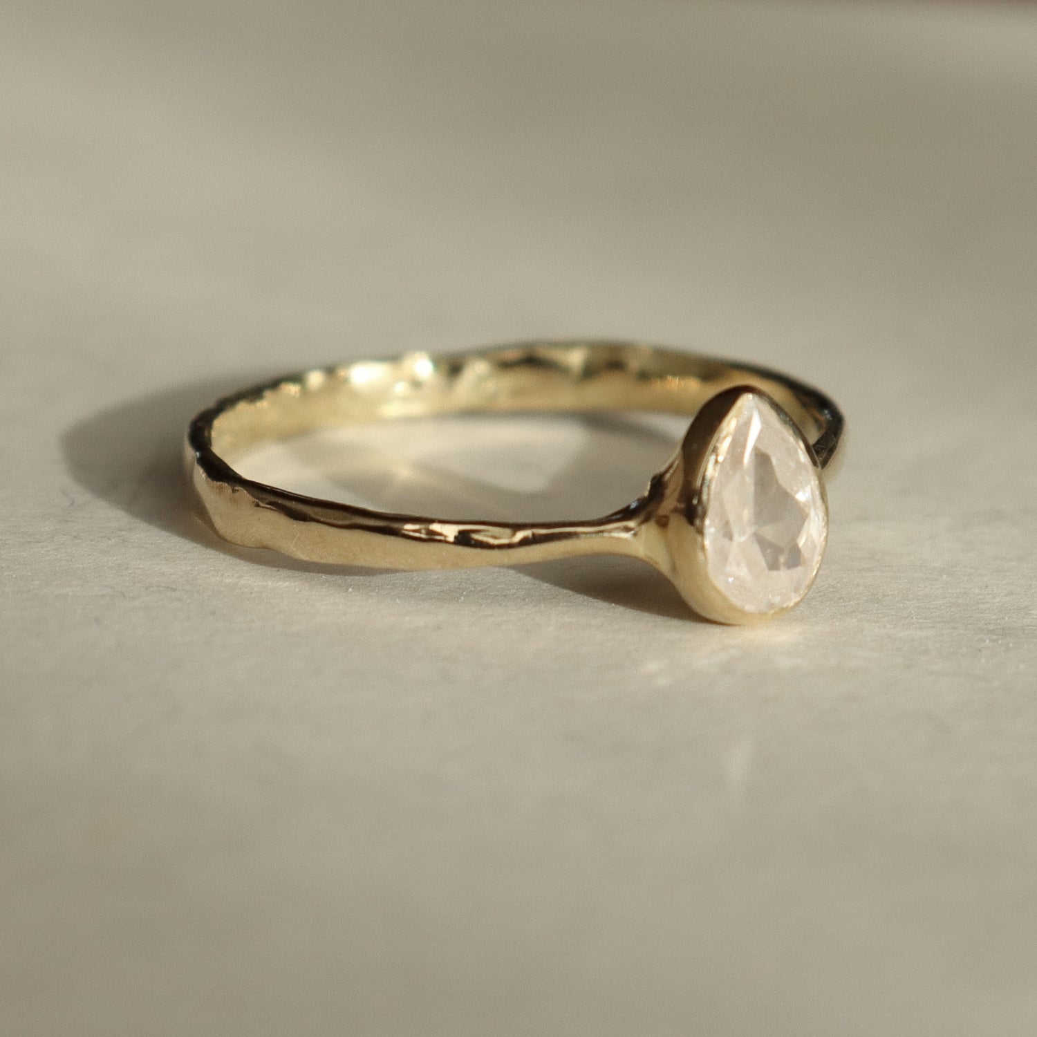 Eleni Solitaire | Icy Diamond, 18k Gold