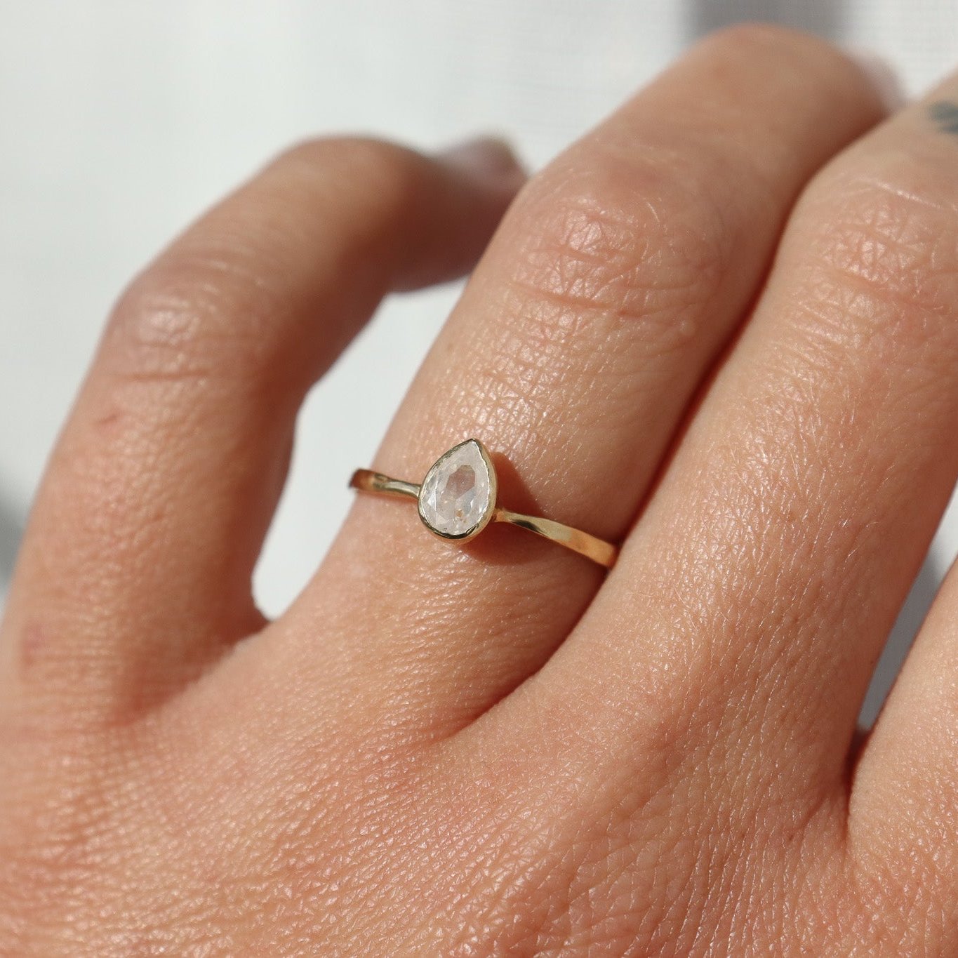 Eleni Solitaire | Icy Diamond, 18k Gold